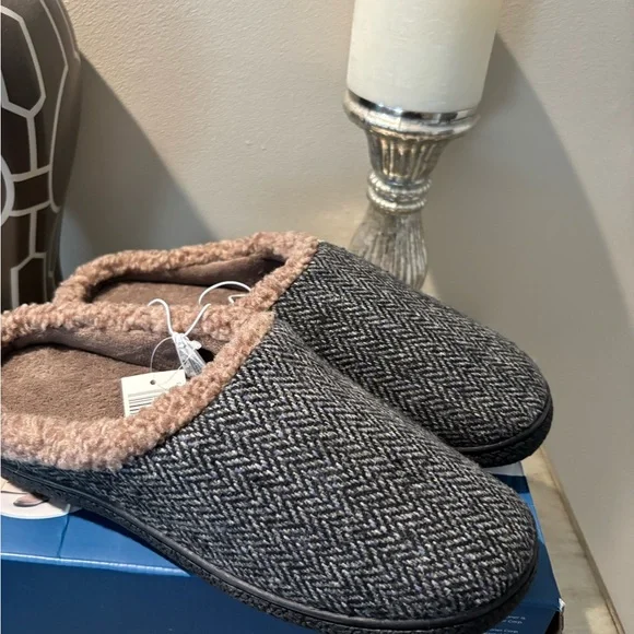 isotoner Black and Brown Men's Slippers size 11-12 XL - Picture 3 of 4